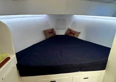 Yacht TWISTED - 2020 36' Calvin Beal - FORWARD BED