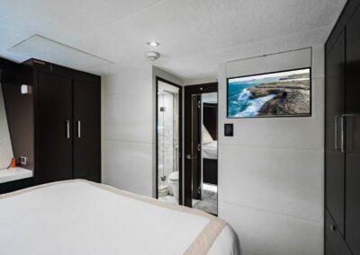 VIP Stateroom | SURPLUS LINES - 91′ 8″ (27.94m) Hatteras 2019 Flybridge Motor Yacht